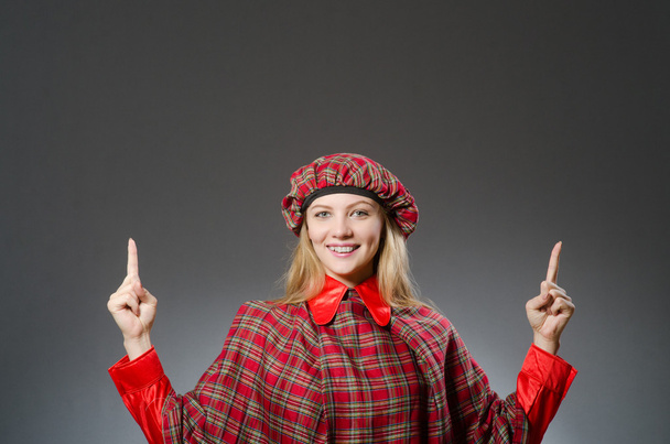 Γυναίκα που φοράει παραδοσιακά σκωτσέζικα ρούχα - Φωτογραφία, εικόνα