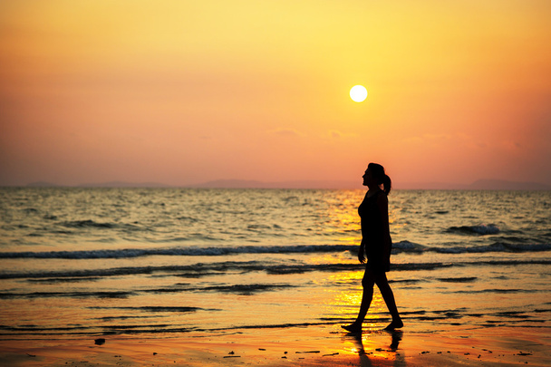 Kobieta obserwacji kolorowy zachód słońca - Zdjęcie, obraz