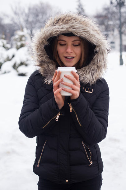 Télen, a nő és a forró italok - Fotó, kép