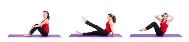 Joven hembra haciendo ejercicios en blanco - Foto, imagen