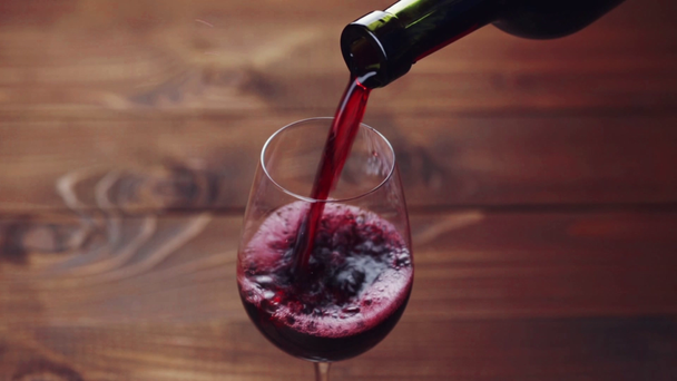 Red wine poured into glass  - Záběry, video