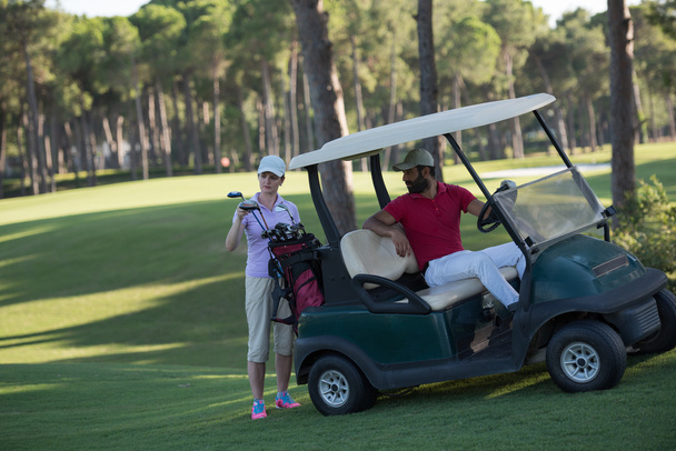 couple in buggy on golf course - Fotoğraf, Görsel