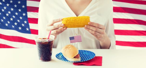 woman hands holding corn with hot dog and cola - Foto, Imagen