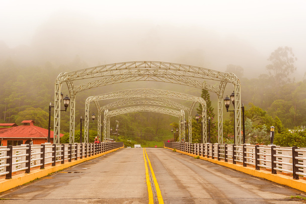 Міст через річку кальдери в Boquete, Панама - Фото, зображення
