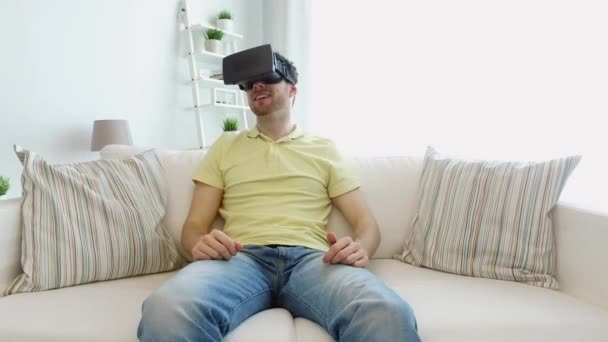 man in virtual reality headset playing game - Metraje, vídeo