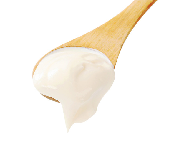 Crema agria en una cuchara de madera
 - Foto, Imagen