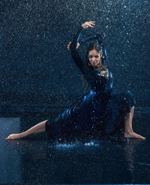 The young beautiful modern dancer dancing under water drops - Foto, afbeelding