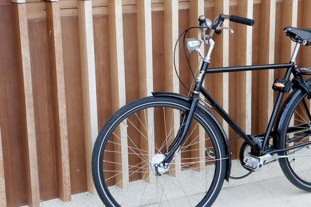 Bicicleta negra apoyada en pared
  - Foto, imagen