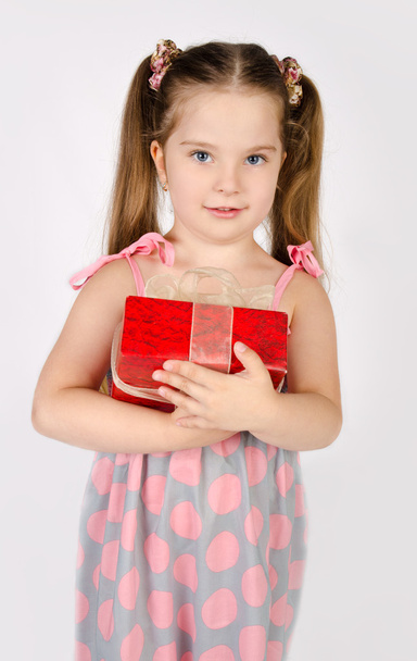 Portrait of little girl holding gift box - Φωτογραφία, εικόνα