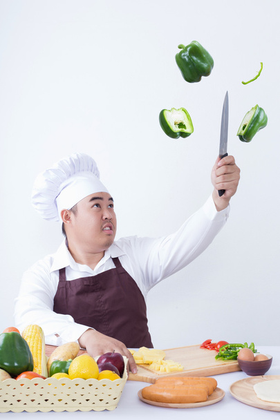 Šéfkuchař řezání čerstvá zelenina ve vzduchu - Fotografie, Obrázek