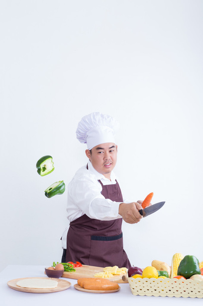 Szef kuchni cięcia świeżych warzyw w powietrzu - Zdjęcie, obraz