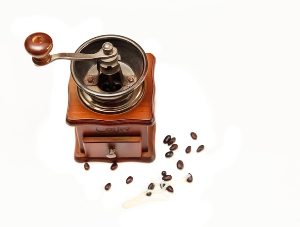 ヴィンテージ古いかまち木製コーヒー グラインダー ホワイト バック グラウンドでコーヒー豆のトップ ビュー - 写真・画像