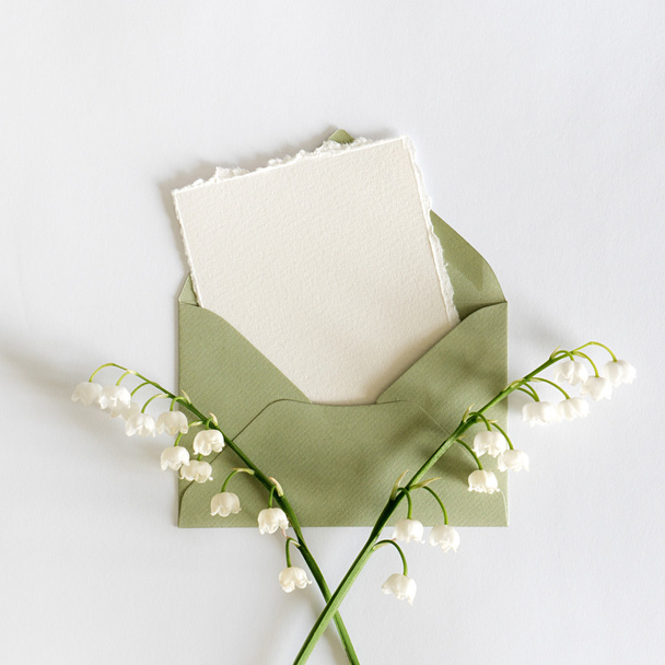 Empty cardboard card with flowers and an envelope - Zdjęcie, obraz