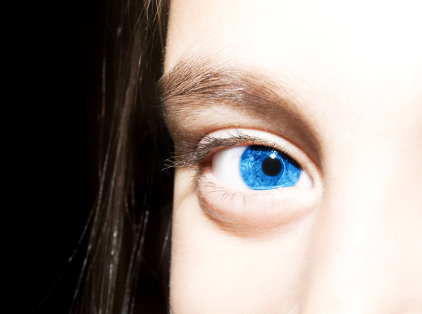 Makro Nahaufnahme Porträt junger Mädchen blaue Augen. - Foto, Bild
