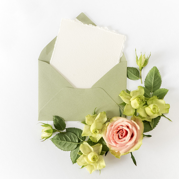 Empty cardboard card with flowers and an envelope - Fotoğraf, Görsel