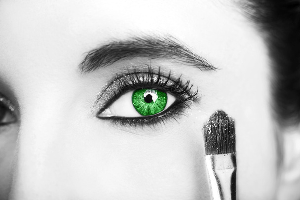 Éleslátó szép zöld női szemmel néz ki - Fotó, kép