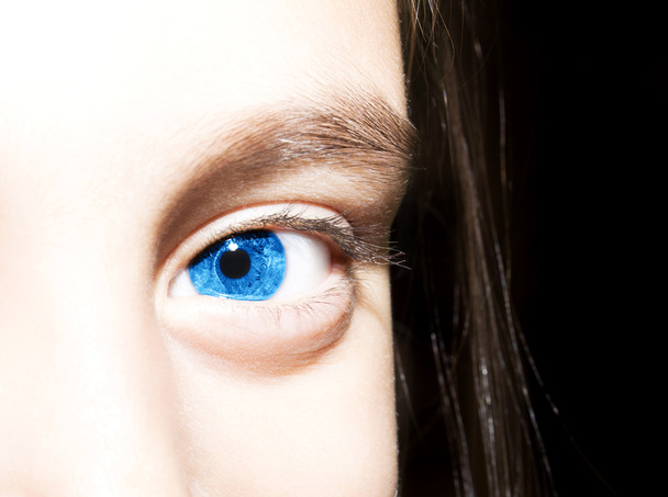 Makro Nahaufnahme Porträt junger Mädchen blaue Augen. - Foto, Bild