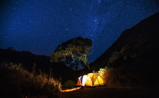 Gloed tenten onder miljoen stralende sterren - Foto, afbeelding