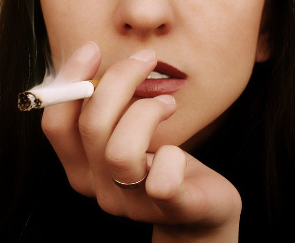 喫煙女性 - 写真・画像