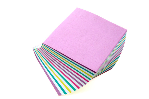 Pegatinas de papel multicolor aisladas sobre fondo blanco
 - Foto, imagen