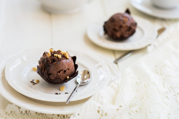 Chocolate Ice Cream Scoop jest układanie na czekoladowe domowe łuk - Zdjęcie, obraz