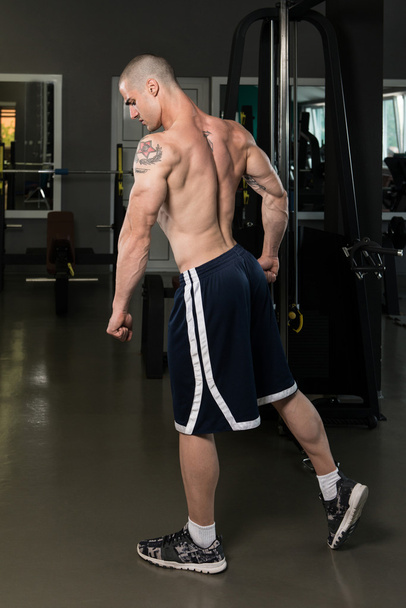 Young Bodybuilder Flexing Muscles Triceps - Foto, Imagem