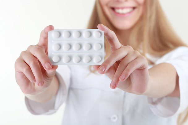 Krásná mladá sestra nabízí tablety - Fotografie, Obrázek