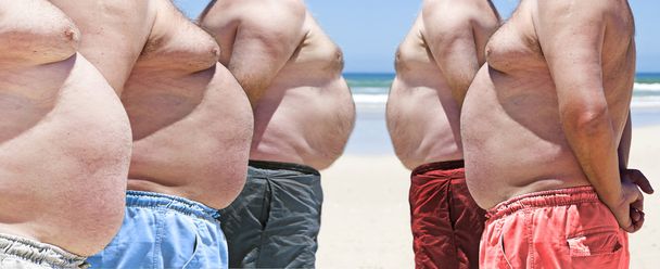 Cinque uomini grassi molto obesi sulla spiaggia
 - Foto, immagini