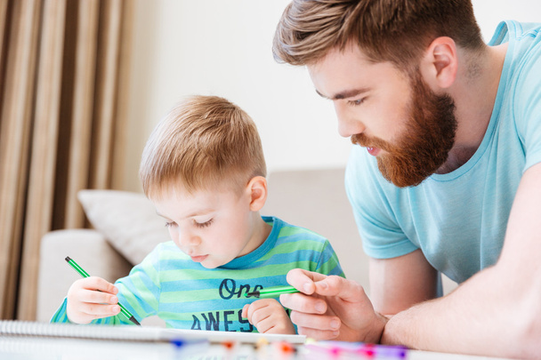 Little son and his father drawing with markers together  - Foto, afbeelding