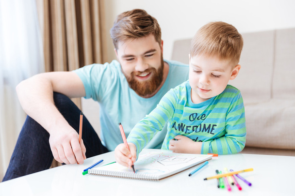 Happy little son and dad drawing with colorful markers  - Фото, зображення