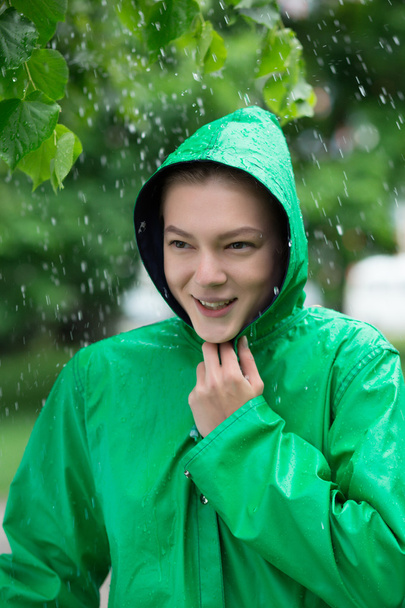 Young woman standing in the rain - Foto, afbeelding
