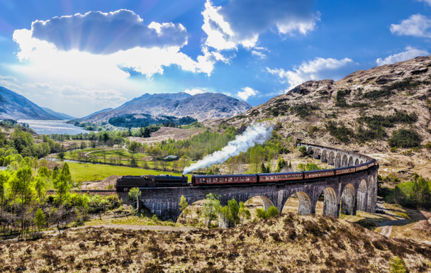 Glenfinnan demiryolu Viyadüğü üzerinde göl günbatımı karşı Jacobite buharlı tren ile İskoçya'da - Fotoğraf, Görsel