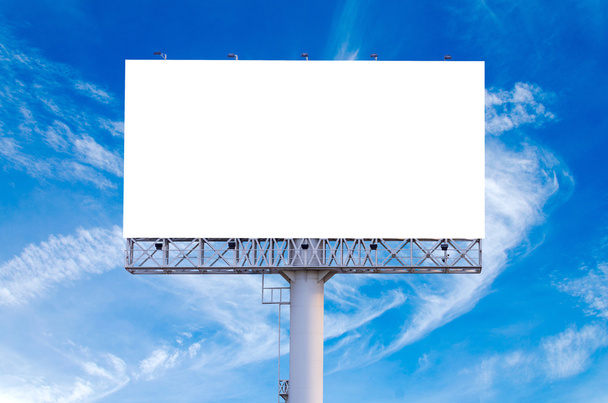 Panneau d'affichage vierge prêt pour la nouvelle publicité avec ciel bleu backgr
 - Photo, image