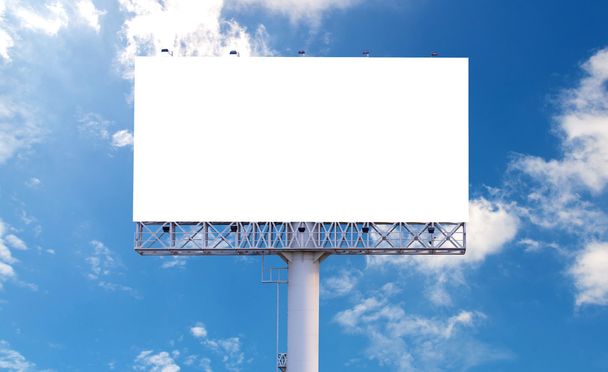 Cartellone bianco pronto per la nuova pubblicità con sfondo cielo blu
 - Foto, immagini