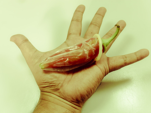 Condón sobre chile rojo
 - Foto, imagen