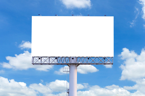 Panneau d'affichage vierge prêt pour la nouvelle publicité avec ciel bleu backgr
 - Photo, image