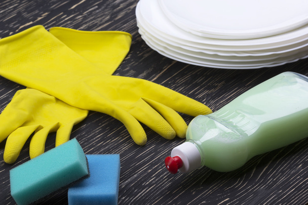 Detergente, esponja, platos y guantes de látex
 - Foto, Imagen