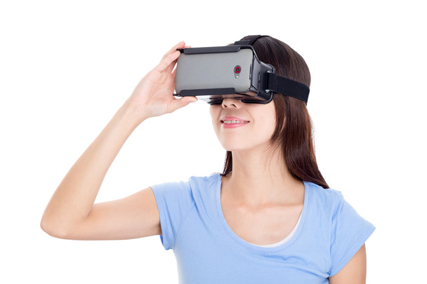 Mulher usando dispositivo de realidade virtual
 - Foto, Imagem