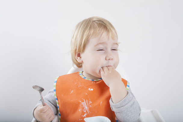 bebê saboreando iogurte
 - Foto, Imagem