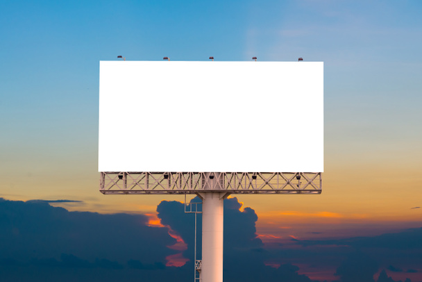 Panneau d'affichage vierge prêt pour la nouvelle publicité avec coucher de soleil backgrou
 - Photo, image