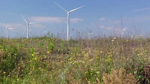 Větrné turbíny proti modré obloze - Záběry, video