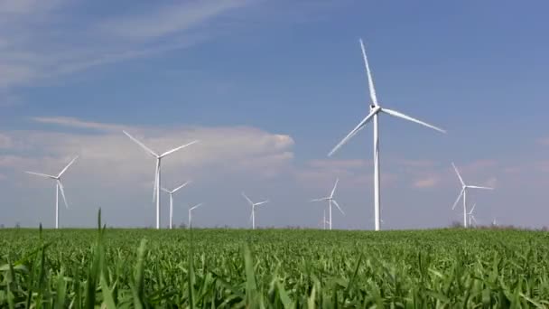 Windturbines tegen de blauwe lucht - Video