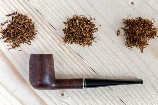 Three different sorts of Tobacco and Pipe on wood Background - Valokuva, kuva