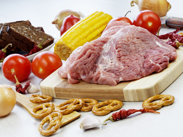 vers varkensvlees biefstuk op houten bord  - Foto, afbeelding