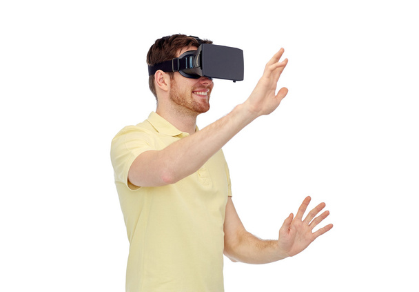 ευτυχισμένος άνθρωπος στο σετ κεφαλής εικονικής πραγματικότητας ή 3d γυαλιά - Φωτογραφία, εικόνα