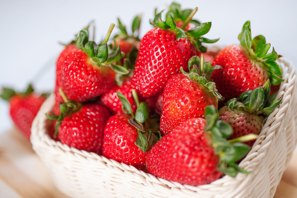 Erdbeeren im Korb stapeln - Foto, Bild