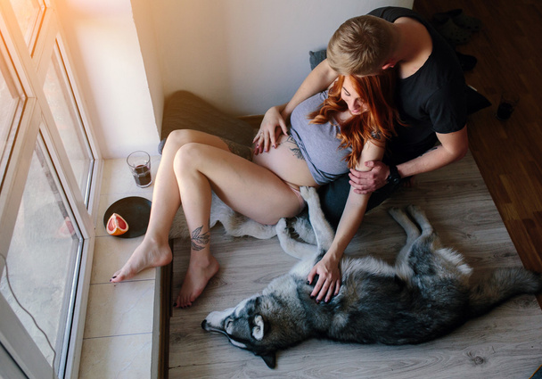 Jovem família e cachorro
 - Foto, Imagem