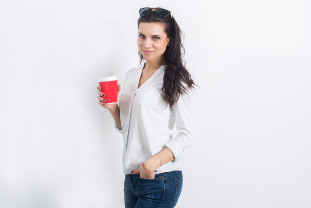  woman on white wall with takeaway coffee - Foto, Bild
