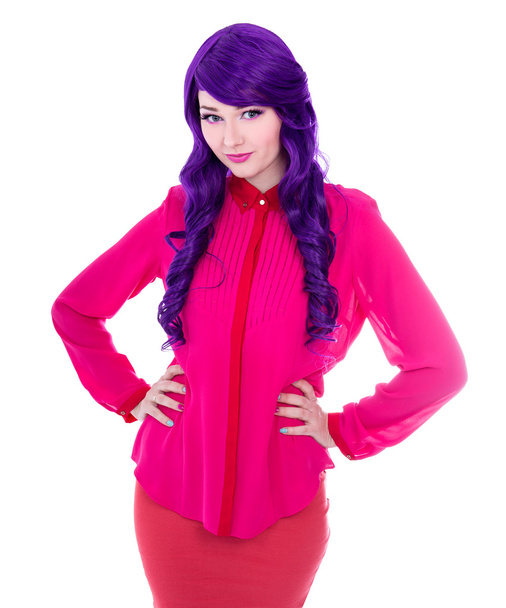 mujer con el pelo púrpura aislado en blanco - Foto, Imagen