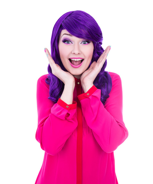 έκπληκτος γυναίκα με μοβ μαλλιά που απομονώνονται σε λευκό - Φωτογραφία, εικόνα